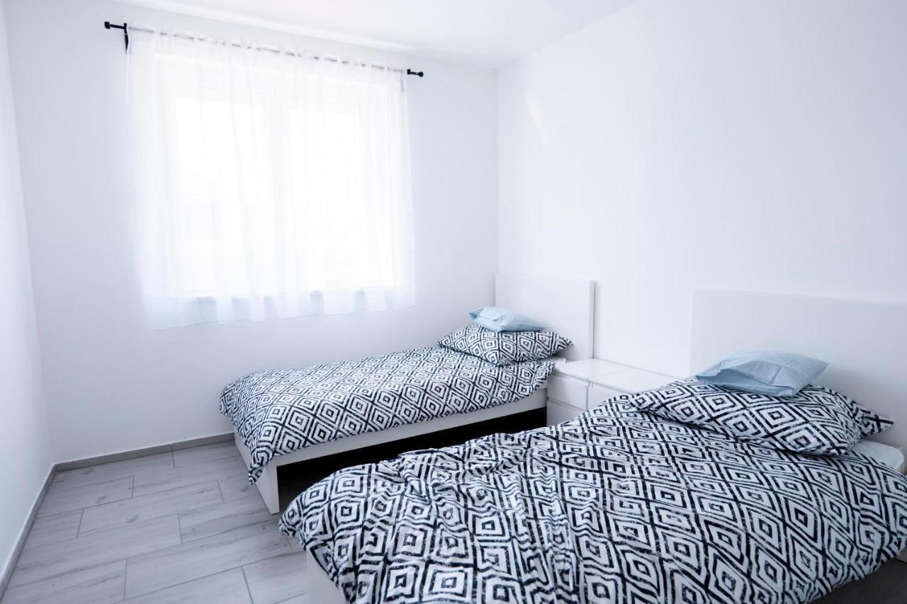 Vivien Vendeghaz 2 Apartamento Ordacsehi Exterior foto