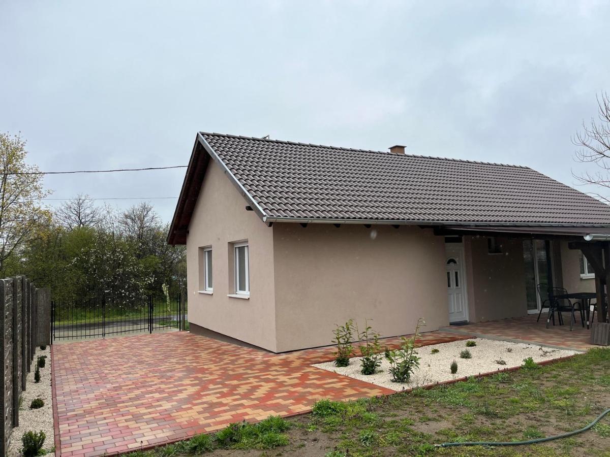 Vivien Vendeghaz 2 Apartamento Ordacsehi Exterior foto